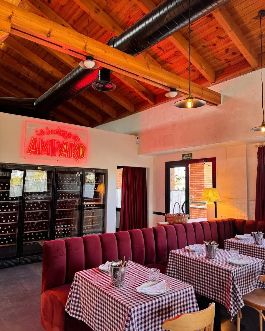 Sala de Casa Amparo con el neón de La Bodega de Amparo