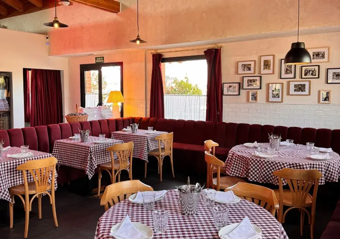 Comedor de Casa Amparo 1948 con las mesas vestidas de mantel de cuadros